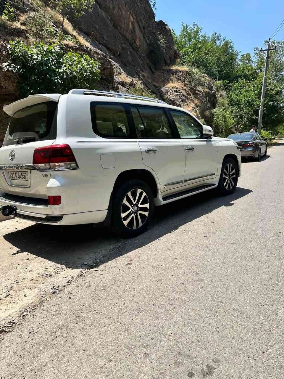 لاندكروزر 19 رقم بغداد بسمي فول مواصفات محرك8 4600 بيه باب الخلفي تبدل نفس الون سعر السيارة 485بيه شويه مجال المكان ديالي الخالص شارع العام بغداد كركوك***********
