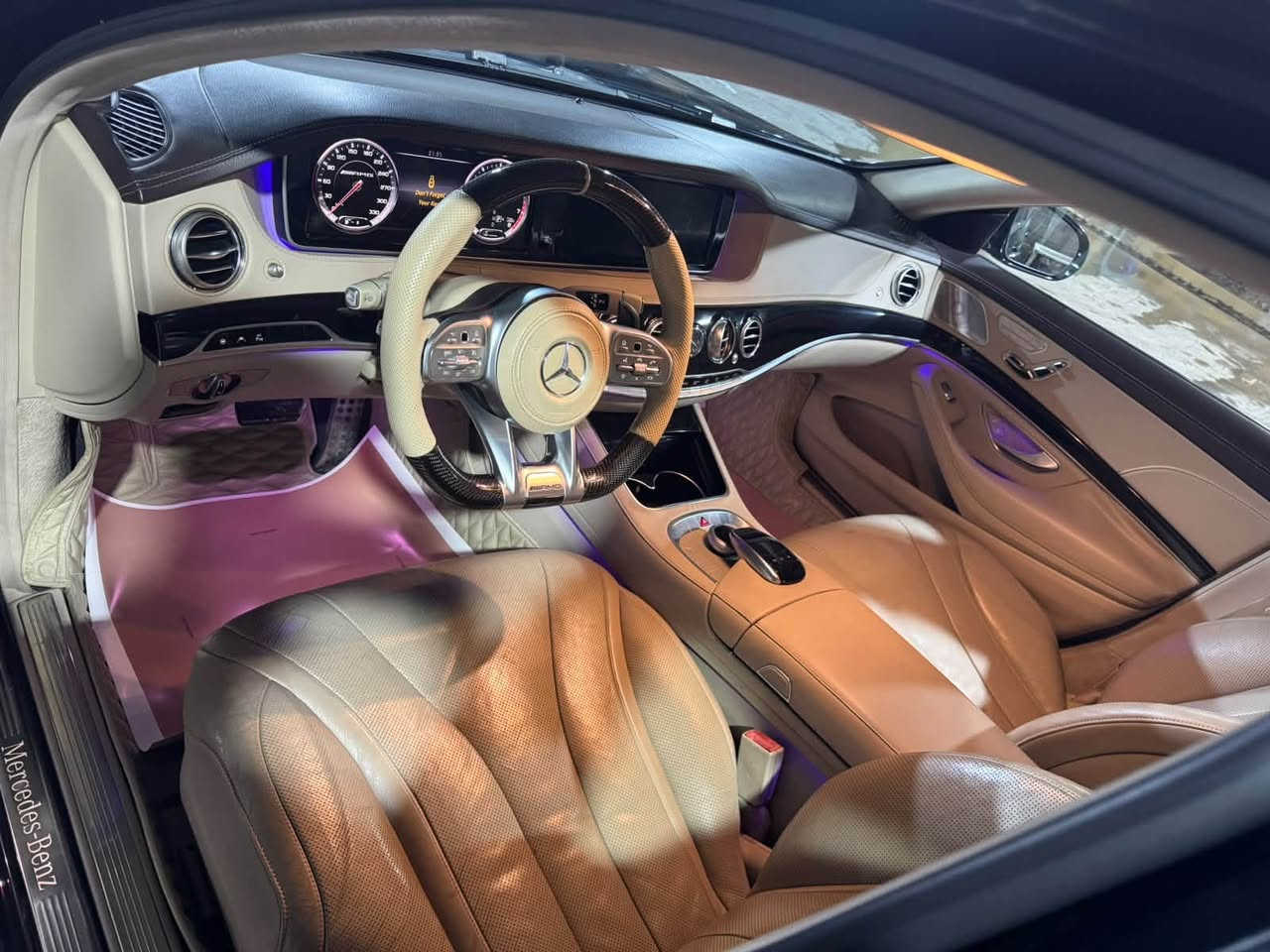 بسعر مناسب 
S550 2015 امريكية 
ماشيه 60 الف كيلو فقط 
موجود السونار
بيه ملاحظات بسيطة جدا 
*********** اتصل وتدلل
مكان السيارة زيونة
