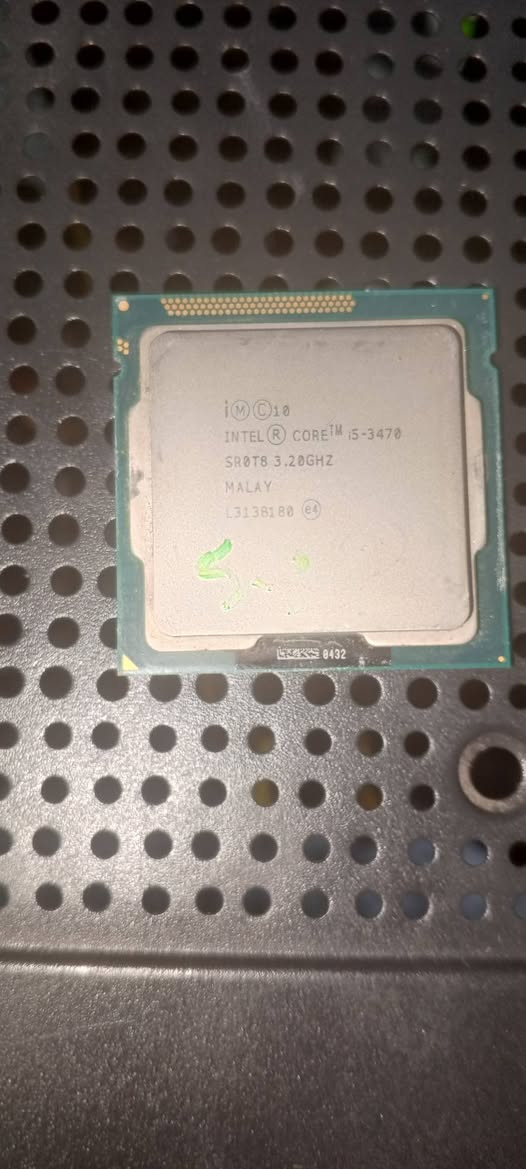 غراض حاسبة قطع للبيع 
رام 4 غيغا ddr3 قطعتين المجموع 8 غيغا السعر 15 لثنيناتهم

معالج i5 3470 شغال عالفحص بي شوية اعتقد وصخ أو بنات مو زينة السعر 20

هارد 1 تيرا HDD شغال  السعر 30

بورد h61 للبيع فحم (بسبب السوكت مال CPU) السعر 10

المكان بغداد السيدية ماعندي توصيل رقمي ***********

