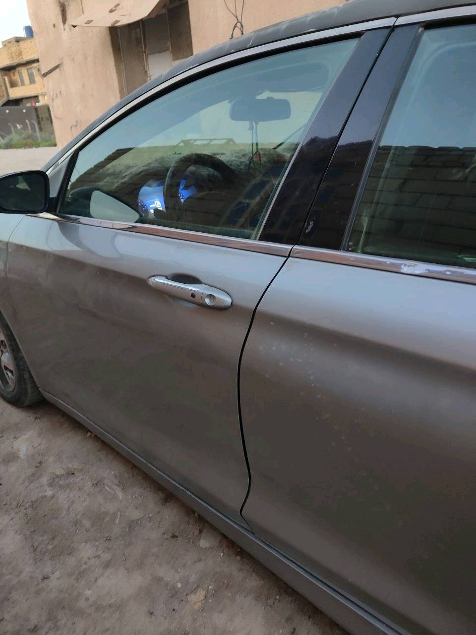 سيارة c 200 موديل ٢٠١٥ سعرها ٤٥ ورقة متجاية وتحتاج صبغ  وسمكرة بسيطة حدادية ٥٠٪ بيه عته بالكير