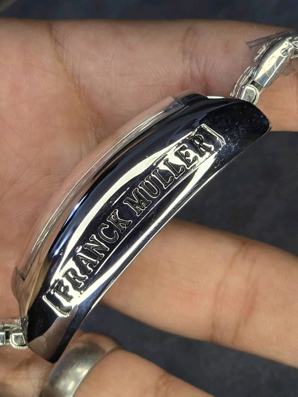 أعرض ساعة Franck Muller أصلية/ستايل فاخر، لونها أزرق مع سوار ستيل، شكلها مرتب وفخم وتناسب الاستخدام اليومي والمناسبات. الساعة مبينة بحالة زينة من الصور، والمينا واضح ويا تفاصيل مميزة، والكلبسات والسوار نظيفين. إذا مهتمين أكدر أرسل صور إضافية أو فيديو للتوضيح.