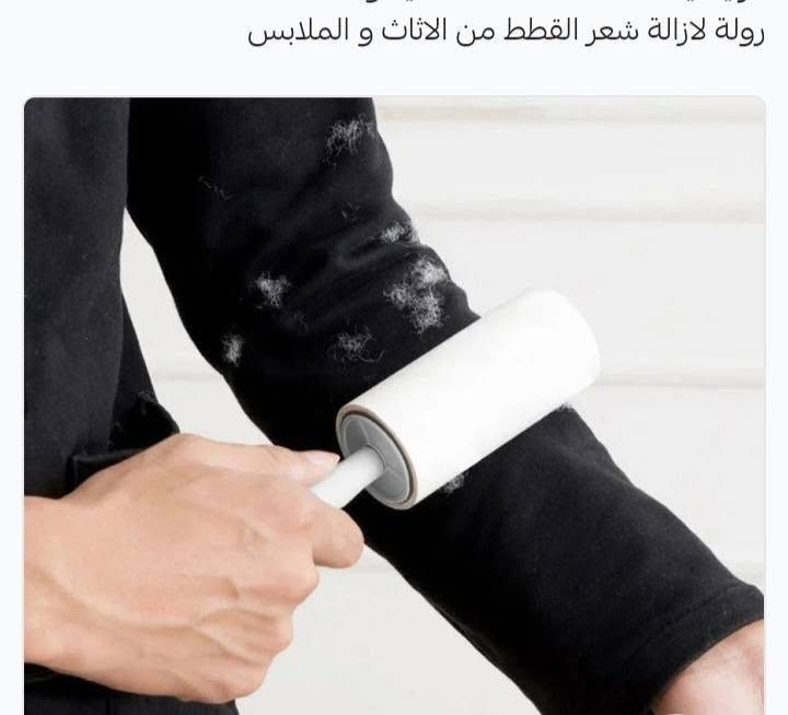 روله لازاله شعر لقطط موجود بالفين واكو ب4

نص مكتوب في الصور:
- 清洁小帮手
- 轻轻一滚 告别“尘”世
- 斜撕设计○即撕即扔○便携收纳
- رولة ستيكر لاصق عالي الجودة لازالة شعر الحيوانات الأليفة والغبار من الملابس والأثاث ومقاعد السيارات مع كل رولة تأتي 2رولة هدية تحتوي كل رولة على 70 سحبة بمجموع كلي 210 سحبة
- رولة لازالة شعر القطط من الاثاث و الملابس
- رولة ثلاثية لأزالة شعر القطط من الملابس والأثاث