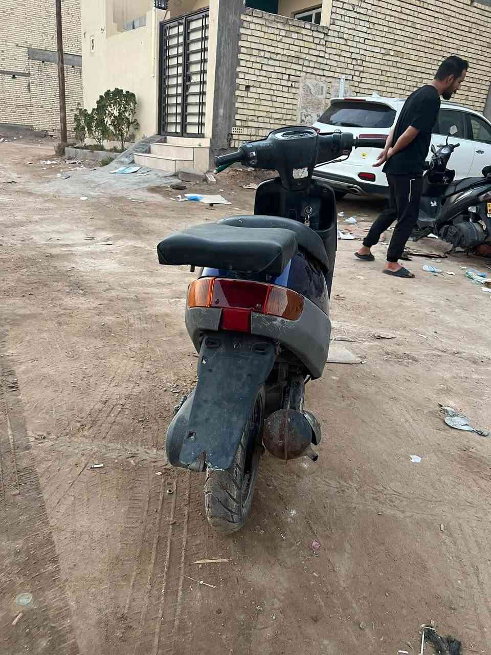 السلام عليكم دراجه بطه للبيع كامله ناقصه فقط باتري كله شغال محرك ناعم لا اكسن ولا روله سعره 200 وبيه مجال كربلاء حي العباس عامود 11  رقم ***********
