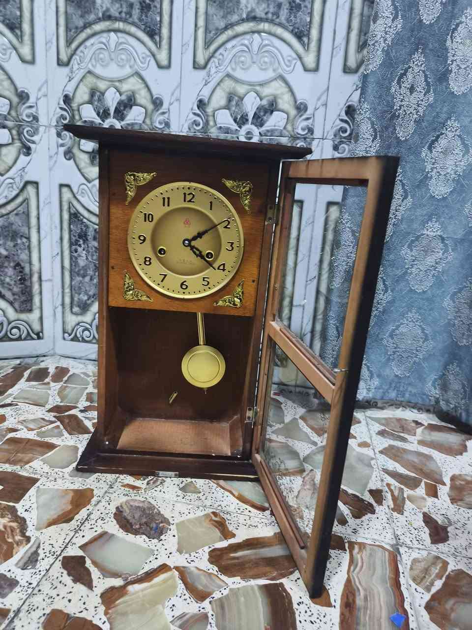 السلام عليكم
ساعة قديمه سنة الصنع ما بين 1960-1970 نقص التكويك مالته
والساعة شغاله وحته صوت الدقه مالته من توصل لل 11 دق 11 دقه وكل وقت اله دقات معينه مكاني بغداد الحرية ***********
