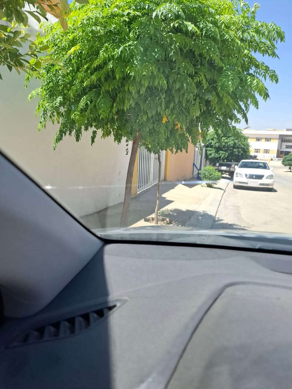 النترا موديل 18خليجي تبريد قطعتين سياره جاهزه ومابيهه اي نقص بيهه قطعه وحده فقط بنيد مبدل اربعه دسك مري كهرباء محرك 1600 خليجي للتصال *********** رقمهه سليمانيه
