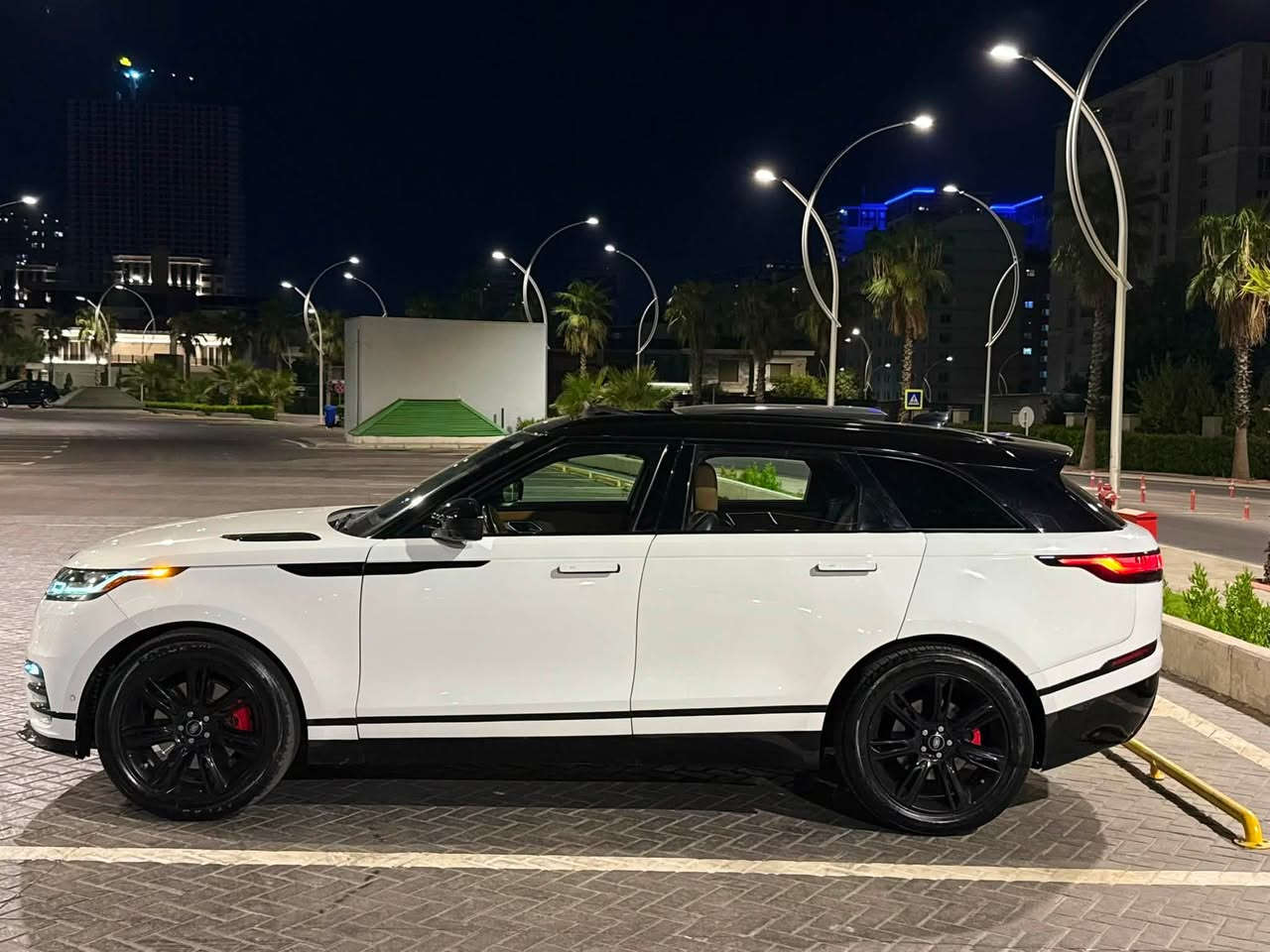 Rang Rover Velar 2018 R daynamic  فووول مواصفات
- نوع السيارة : رنج روفر  
- موديل السيارة : فيلار
- سنة الصنع : 2018
- اللون: ابيض ثلجي
- المسافة المقطوعة: 45  الف ميل
- عدد السلندرات :  ٦ سلندر سوبر 
-جكات
- حجم المحرك : 3.0 
- نوع السقف: بانوراما 
- لون الفرش: اسود
- نوع الفرش: جلد-كهرباء-تدفنة-تبريد
- وسادات الهوائیة: 6
- شاشة: 2 مع ابل كار بلاي
- سستم صوت مريديان MERIDIAN 
- حساسات : حساس الامامية والخلفية
- كاميرا : 1
- رادار٣٦٠ 
- مستشعر وقوف
- مثبت سرعة
- مانع الانزلاق 
- انضمة قيادة متعددة
- التحكم على المنحدرات
- مساعدة عدم الانحراف عن الطريق 
- نظام مفتاح ذكي مع البصمة 
- مراقبة النقطة العمياء
- التعرف على اشارات المرور
- نظام فرملة الطوارئ 
- تدفئة مقود القيادة 
- صندوق شفط كهربائي
- المصابيح الامامية: رأس متحرك - زنون - اضائة LED
- المصابيح الخلفية: LED
- كشافات ضباب 

وارد امريكي  
سعر ٢٤٥ ورقة 
العنوان: اربيل
للاستفسار  الاتصال على هذا الرقم
***********
