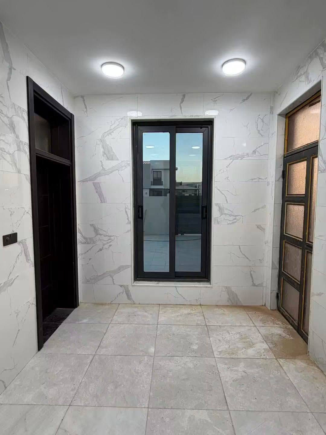 عقارات أراضي بابل
#للأيجار

🏠 / دار للأيجار مساحه ٤٠٠ م طابو صرف 

              واجهه ٢٠ م / نزال ٢٠ م 

🧱 بناء حديث درجه أولى 
 مجمع سكني متكامل الخدمات
مسبح حدينظام حماية وأمن على مدار الساعة
جيم مجهز بأحدث الأجهزة
ملعب خماسي لكرة القدم
أسواق ومراكز تسوق متنوعة
 حدائق ومناطق ترفيهية للعائلة والأطفال

الطابق الاول / مطبخ . أستقبال . هول . غرفتين . مجمع صحيات . كراج . حديقه أماميه وجانبيه

الطابق الثاني / غرفتين . هول . مجمع صحيات 

🌍 الموقع / دور القضاة بداية شارع ٨٠ ( جوهرة الفرات السكني )

للأستفسار اكثر مراجعه مكتب 
عقارات أراضي بابل الخضراء للمقاولات العامه والتصاميم الهندسية 
شارع ٦٠ .. عمود ٣٠٠ .. مقابل أستدارة علي بقلي 
الشيخ حازم 
وسام محمد 
أبو حيدر / ***********
