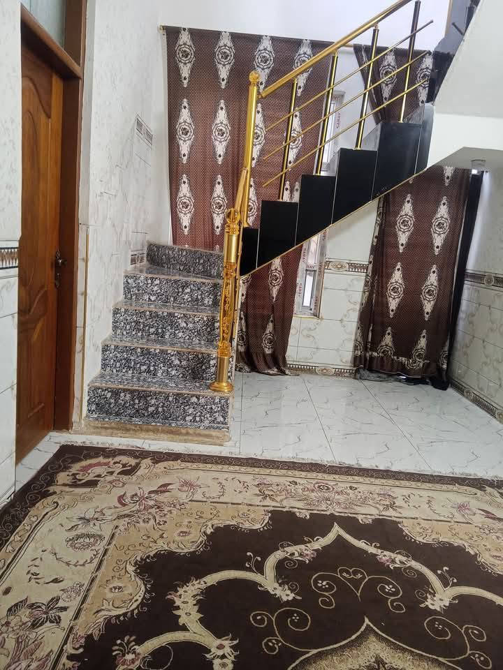 سلام عليكم للبيت للبيع مساحه 200طابقين متكون من اربع غرف ومطبخ وستقبال ومنور وصحيات الخدمات متوفره مي وكهربا وتبليط العنوان ديالى بعقوبه الصناعه الثالثه الاستفسار اتصل ع الرقم ***********/***********
