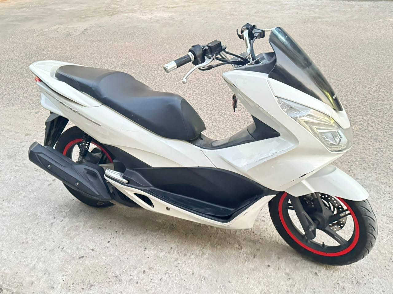 سلام عليكم pcx جيل الثاني ياباني 
دراجه كارتونه كفاله عامه كفاله من الويل الخلفي لويل الامامي دراجة ماشيه 39الف 
عنواني بغداد 
رقم الهاتف ***********
