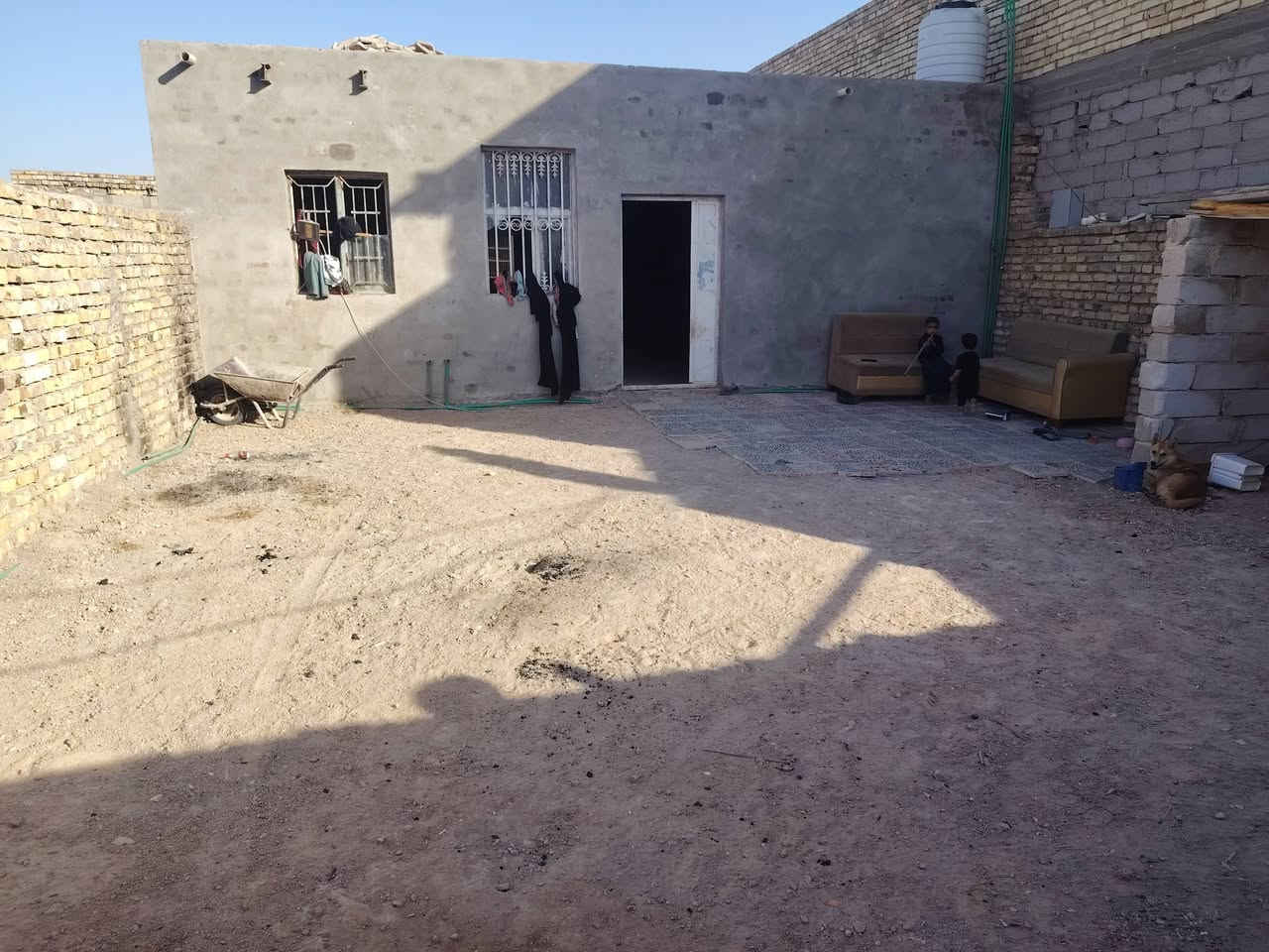 بيت لبيع مساحته 200فوك ميتين بيعن ميتين زراعي سنت 28مبني بي ميت متر وميه حديقه بي غرفتين وصاله مطبخ تخريج وعيز بس كاشي وسرميك كهربائيات سعر 35 كامل 45 ذا كمله عنونه نجف سحت مضفر قرب حسنيت عاشوري عمود 153 دخل مدينه قريب عل وليه ثالث بيت عن شرع لعام ***********
