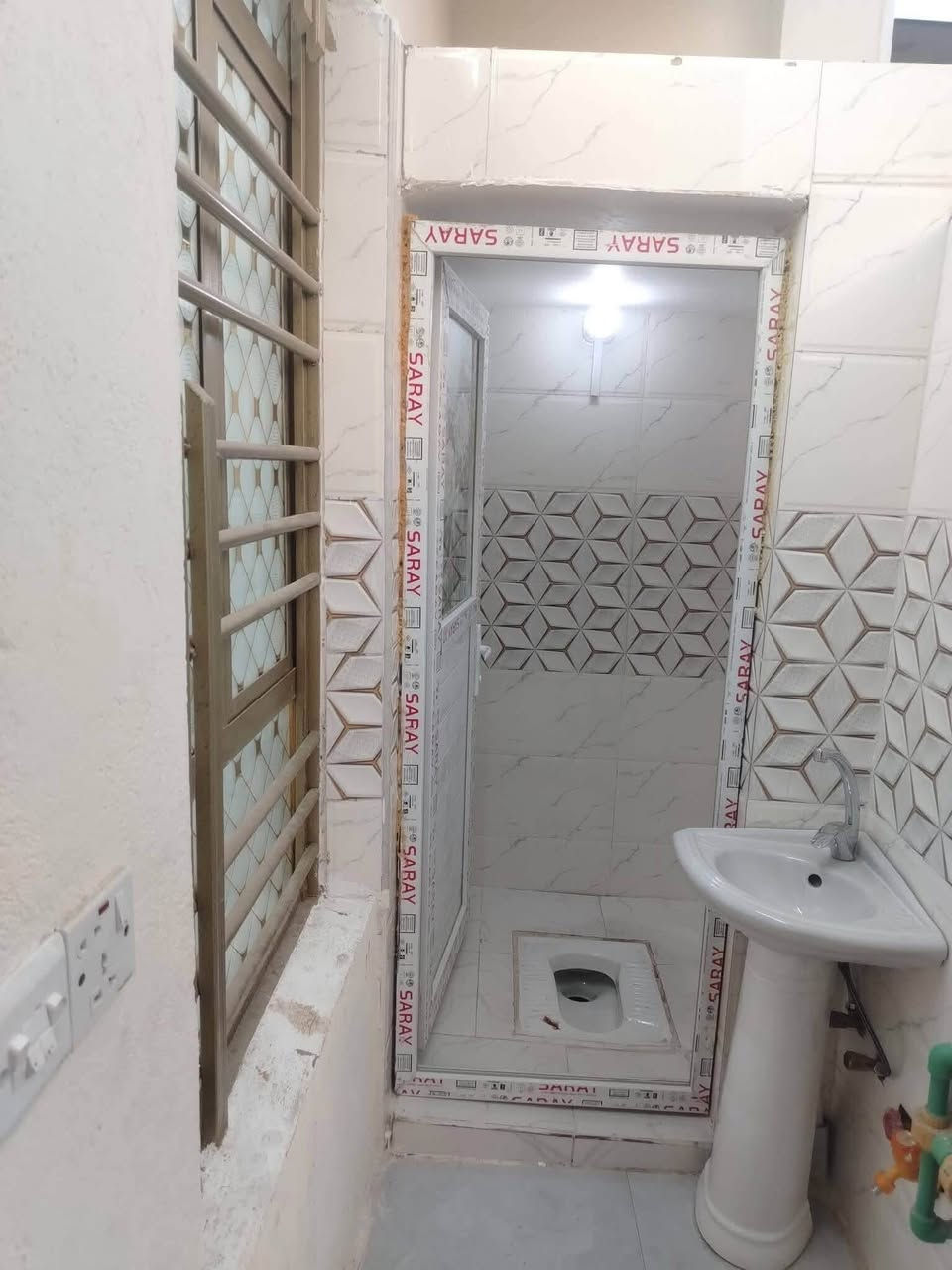 سلام عليكم بيت البيع بيت كبال زنود ست الحمداني بلفرع مال جوكر بيت مساحته ٥٥متر طابق ونص غرفتين بي غرفه فوك هيه وحمام سويت كامل وجوه ستغبال وصاله وحمام وترك وغرفه وتًواليت خارجيه بيت بناء جديد كله طابوك الستفسار ***********
