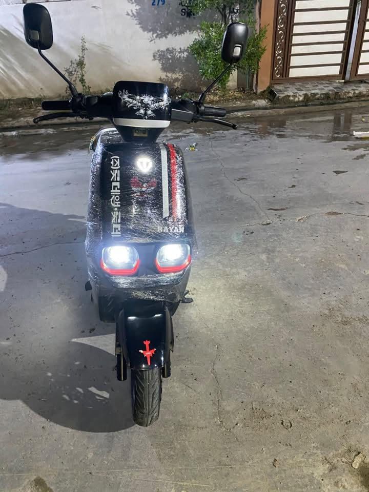 سلام عليكم
ماطور ريان ابو عيون شركة تايلج 

مواصفات : 
-ملف 1200 واط  
-ست بطاريات  
-لايت زينون عالي ناصي 
-سرعه 60 حقيقي 
-كير 3 نمر  
- مثبت سرعة 
-أشاير يمين يسار  
-دبلات غاز 
-بريكات دهن  
-يمشي تقريبا 70 كيلو بل شحنه الوحدة 
-نضام R بك رجوع للورا 
-شاحنة اصليه مال شركة
-منفذ USB شحن موبايل 

ماطور جديد شرط كلو شغال سعرو 900 وبي مجال بسيط رقم ***********
