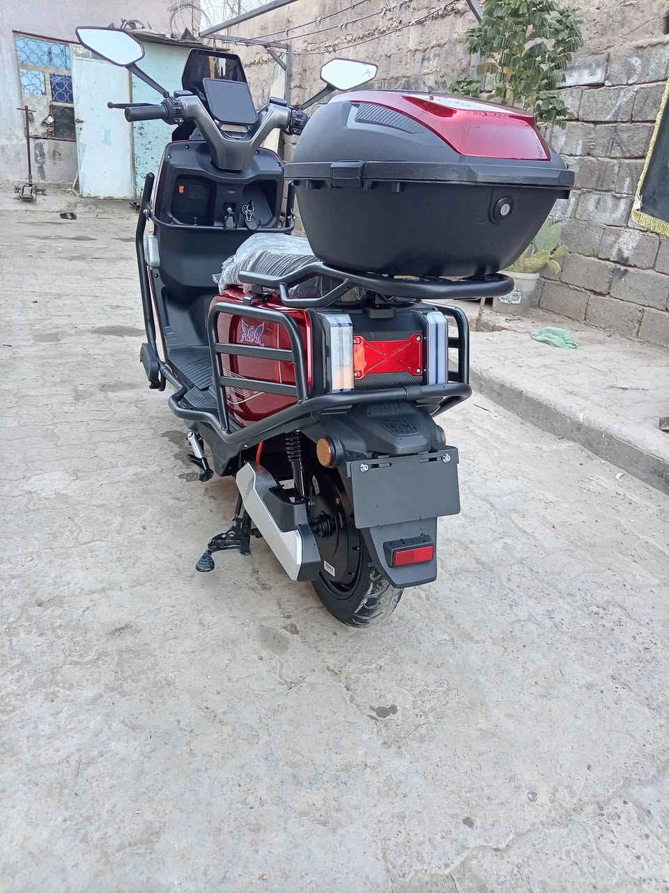دراجة صاعقة2026بطاريات6 ماشية 1850 مسطرة دراجة بيهة نظام بك R والبارك P ونظام بريكات هيدروليك اربع نمر لايتات LED ملف  3000شاحنتهة البلادية  دراجة نضيفة بشكل نقصهة بس يدة ابريك الامامية مكسور بيهة سبرنك سعر 1350وبيهة مجال بسيط للتواصل ***********مكان بغداد شعلة
