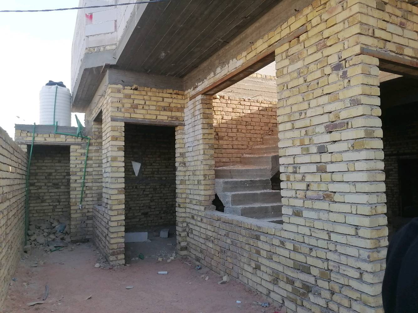 بيت طابو زراعي للبيع 200متر البناء طابوك الأساس صب السقف صب يحتوي البيت من استقبال +مطبخ حار وبارد+صاله كبيره غرفتين ثلاث مكشوفات حمام مرافق داخلي وخارجي النجف شارع المعمل قرب جامع الخزاعل