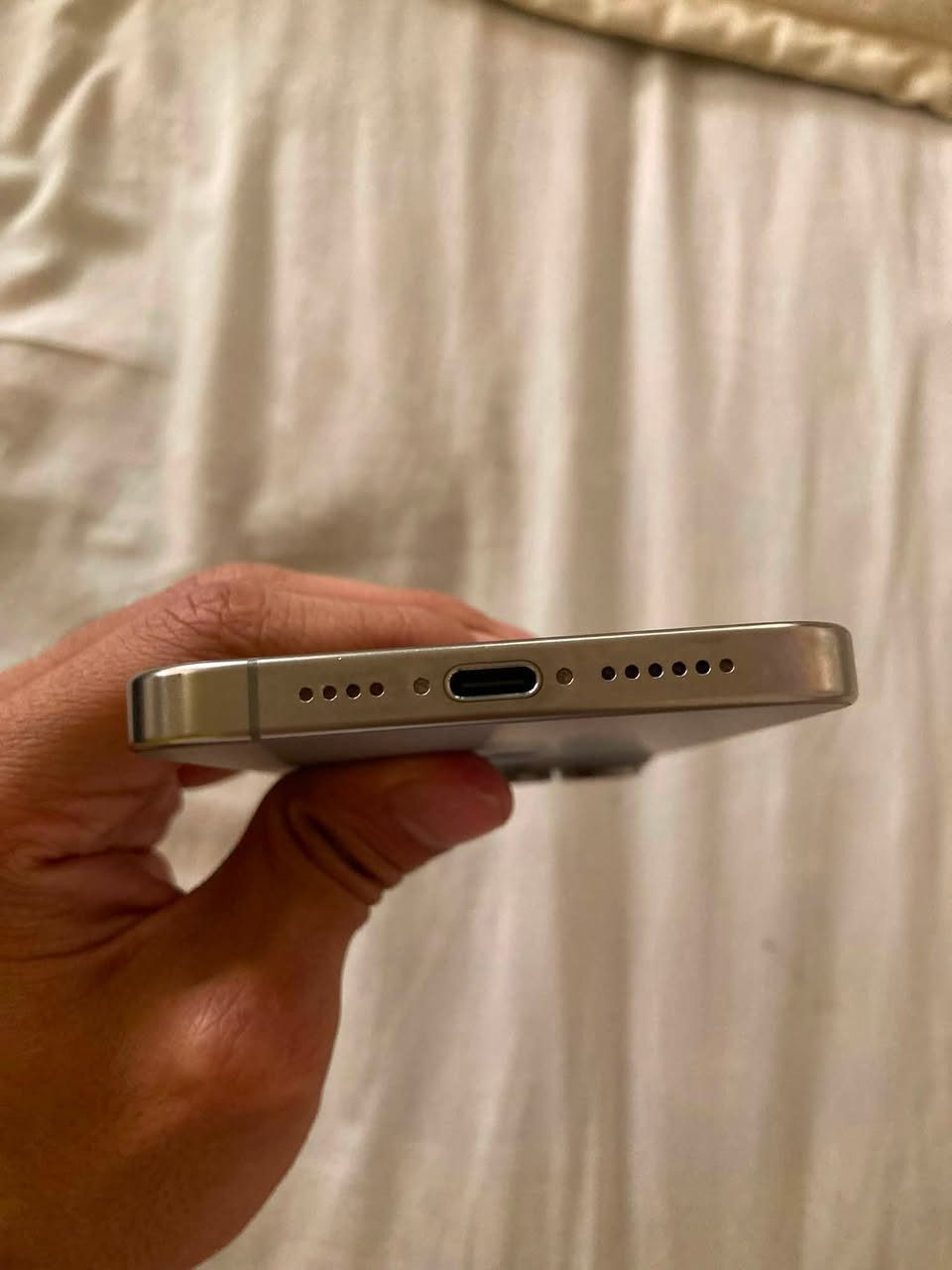 ‼️iPhone 15 Pro Max
اسلام عليكم ايفون 15 pro max للبيع 
بطارية 🔋 84 
الذاكرة 256GB 
اللون :- تيتانيوم 
شرق اوسط 🗺️
الجهاز جداً نظيف كما موضح بالصور ممفتوح ممتبدل بي اي شغلة ممكسور 
السعر مليون 1,000,000 بي مجال قليل لان كارتونته ضايعة
عنواني : بغداد ، الكرادة داخل  
رقم واتساب *********** فقط
