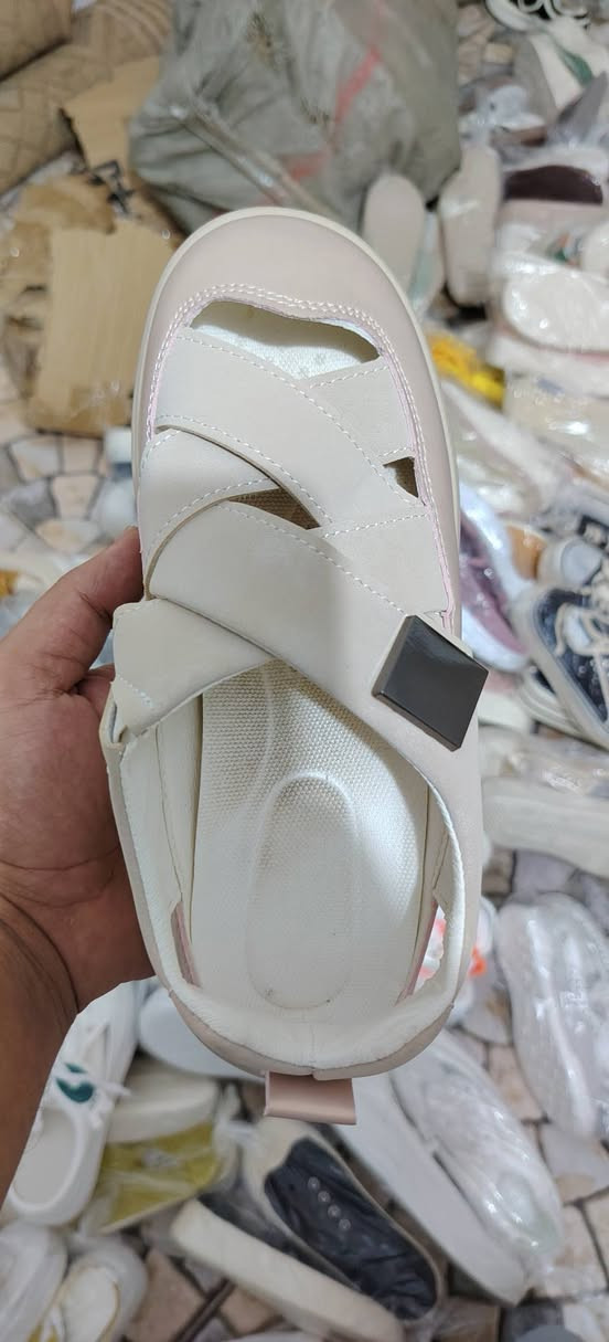 السلام عليكم شروه احذيه ٩٠ زوج بسعر مناسب ٤٠٠٠ القطعه وتوصيل مجاني للحجز ***********
