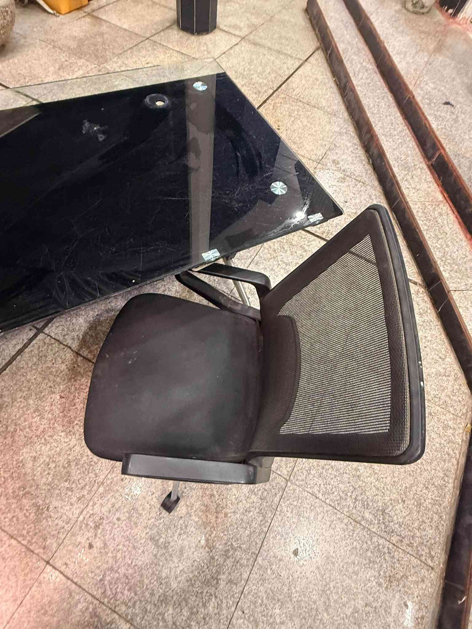 مساء الخير ♥️ 
للبيع كرسي مع ميز نظيف جدا 
واستخدام قليل
 عنواني الغزالية 
 ***********
