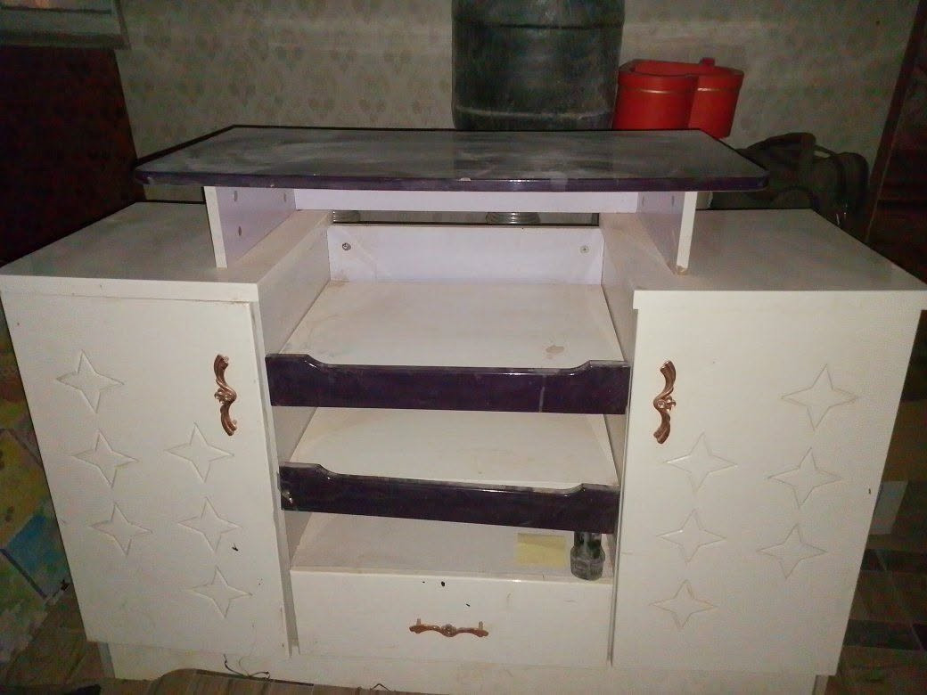 اغراض للبيع المستعجل 
تانكي جديد مابي اي ضرر ب60
ميز بلازمه ب30
بردات جدد مامستخدم ب15 الوحده 
طاولات زجاجيه 5 ب50
طاوله خشبيه ب25
