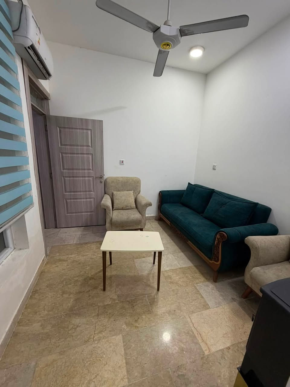 🏡 شقة طابق أرضي معزولة للإيجار
مؤثثة بالكامل، غرفتا نوم، صالة، مطبخ، وحمام.
📍للإيجار في المنصور
📞 ***********
