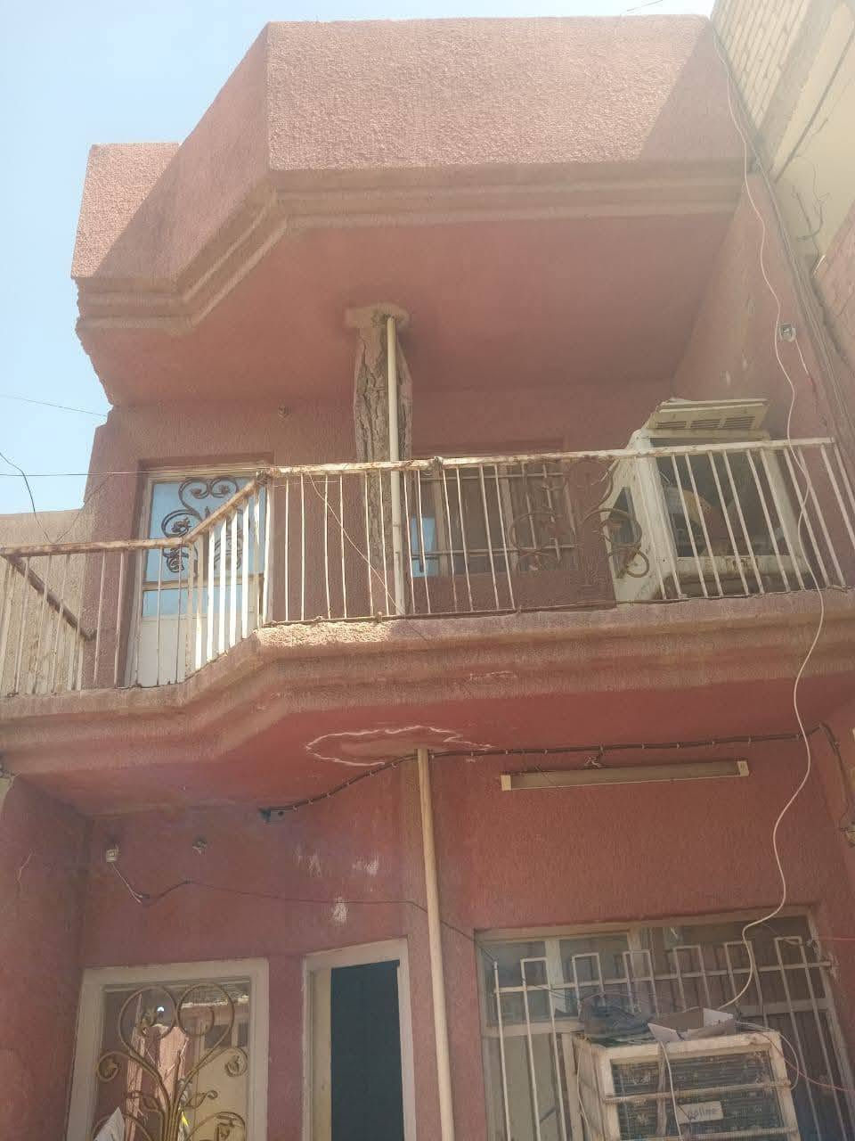 السلام عليكم بيت بناء قديم  مساحة 84 متر طابقين الدوره شارع 60 مدخل أسواق توشه رابع فرع على اليسار ومن اليمن قرب سوق الجمعيه يحتوي على كراج وخدمات خارجية وهول وحولي وخدمات ومطبخ والطابق الثاني غرفتين نوم 

سعر المتر مليون و 800 
1800 
الاتصال على الرقم ***********
