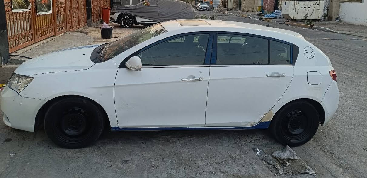 جيلي ام كراند C7
مديل 2013  رقم بغداد سنويه لل29 تحويل ثاني يوم تبريد ثلج كله شغاله لايتات زننون دواخل جلد مكينه وكير بلاديه 6 نمر بيه قطعتين صبغ جاملغ وباب وبيه طخات خفيفه يعني يرادله صبغ مكاني شعب سعره 42 وبيه مجال بسيط 
رقم التليفون ***********
