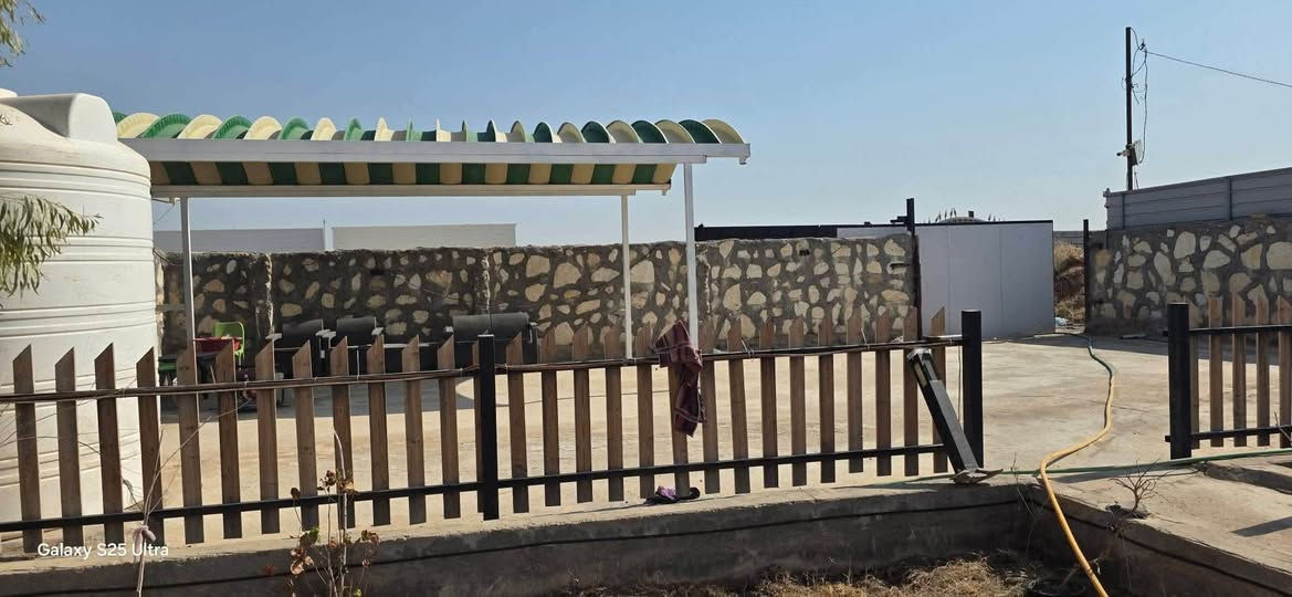 مزرعه للبيع🏡 مساحه 700 متر ببها غرفه وصاله ومطبخ وحمامات داخليه وخارجيه تباع معا الثاث كهرباء ماي  منضومه كامرات جاهزه سند 25 مداور عنوان المزرعه ع طريق الدغارة ديوانيه خلف مطعم 🍴 واثق بلمزارع تبعد عن التبليط 150 متر ***********
