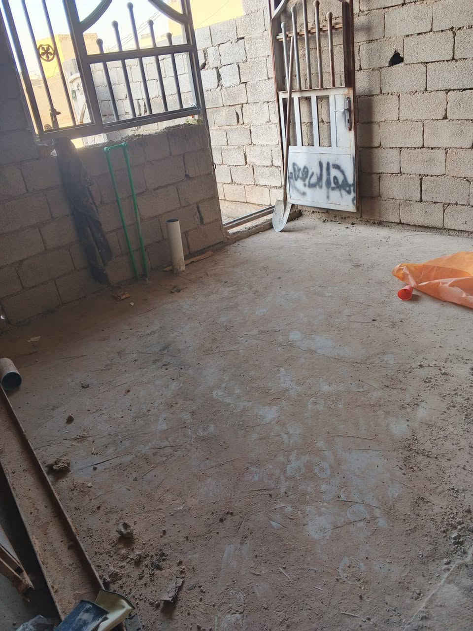 سلام وعليكم بيت للبيع العنوان بغداد قرب تقاطع النهروان المساحة 170 متر والواجهيا 10 بي 2 غرف وستقبال وصالة وحوش كبير ومطبخ صحيات كاملة كهرباء كامله تأسيس بواري مياة كامله البيت كامل شبابيك ما عدا المطبخ للاستفسار *********** واتساب فقط أو مراسلة الصفحه
