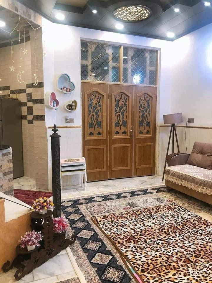 ## 🏛️ مكتب أملاك أبي غرق للعقارات 
🏛️

### ✨ عـــرض جـــديـــد: دار 
للبيع (بناء حديث) بسعر ممتاز ✨

يعلن **مكتب أملاك أبي غرق** عن توفر دار للبيع (طابق واحد) ببناء حديث وموقع متميز وقريب من الخدمات.
### 📐 تفاصيل العقار العامة:
 * **المساحة:** 150 متر مربع.
 * **عدد الطوابق:** طابق واحد (بناء حديث).
 * **سند العقار:** طابو مُلك صرف (جاهز للتحويل).
 * **السعر:** 130 مليون دينار (قابل للتفاوض).
### 📍 الموقع:
 * **أبي غرق** - حي الحسين - بالقرب من المدرسة الصينية (قبل الضغط).
### 🚪 التقسيم الداخلي والخارجي:
 * 🔹 غرفة نوم
 * 🔹 غرفة استقبال
 * 🔹 هول داخلي
 * 🔹 مطبخ
 * 🔹 صحيات داخلية وخارجية
 * 🔹 كراج سيارة + حديقة
### 🛠️ خدماتنا الإضافية (مقاولات عامة):
> 🏗️ **يتوفر لدينا كادر مختص ومحترف في أعمال البناء، الترميم، والمقاولات العامة.**
> 📞 للاستفسار عن أعمال البناء والترميم، يرجى الاتصال على الرقم: ***************
> 
### 📢 لأصحاب الأملاك والراغبين بالتسويق:
> 💡 **مستعدون لنشر وتسويق كافة العقارات (بيوت، أراضي صرف، وأراضي زراعية). إذا كان لديك عقار ترغب في بيعه، يسعدنا استقبالك في موقعنا.**
> 
### 📞 للاستفسار والتواصل (البيع والشراء):
يمكنكم زيارة موقعنا:
📌 **مكتب أملاك أبي غرق** / الكائن في بداية شارع الإمام.
أو الاتصال بنا مباشرة عبر الأرقام التالية:
📱 ***************
📱 ***************
أهلاً وسهلاً بالجميع 🤝
