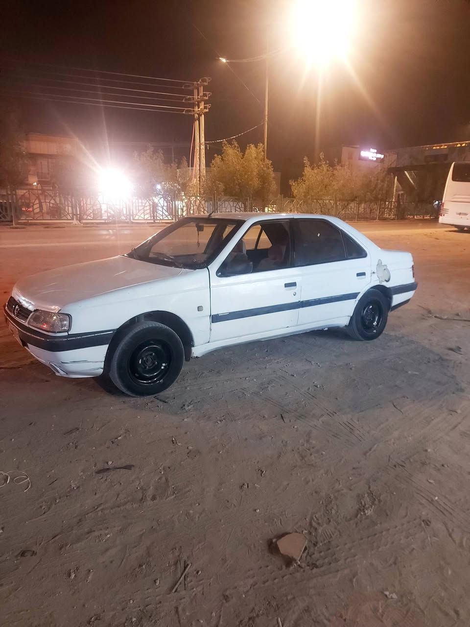 بيجو ٤٠٥للبيع 
موديل ١٢ 
محرك كير شرط
تبريد تدفئه شغال 
رقم نجف سياره بسمي 
سياره بيه بارد 
***********

