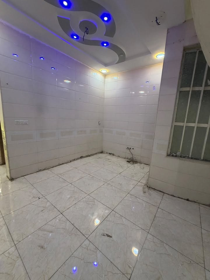 السلام عليكم 
بيت للبيع  في منطقة البلديات 
مساحة ١٠٠ متر طابو صرف ثلاث طوابق
محد ساكن بي ابد نظيفف كلشش
نقص البيت فقط الواجهه ومحجر الدرج
بناء درجة اولى
وكل تفاصيل موجودة داخل الصور 
وللاستفسار اكثر 
تواصل على الرقم 

***********
