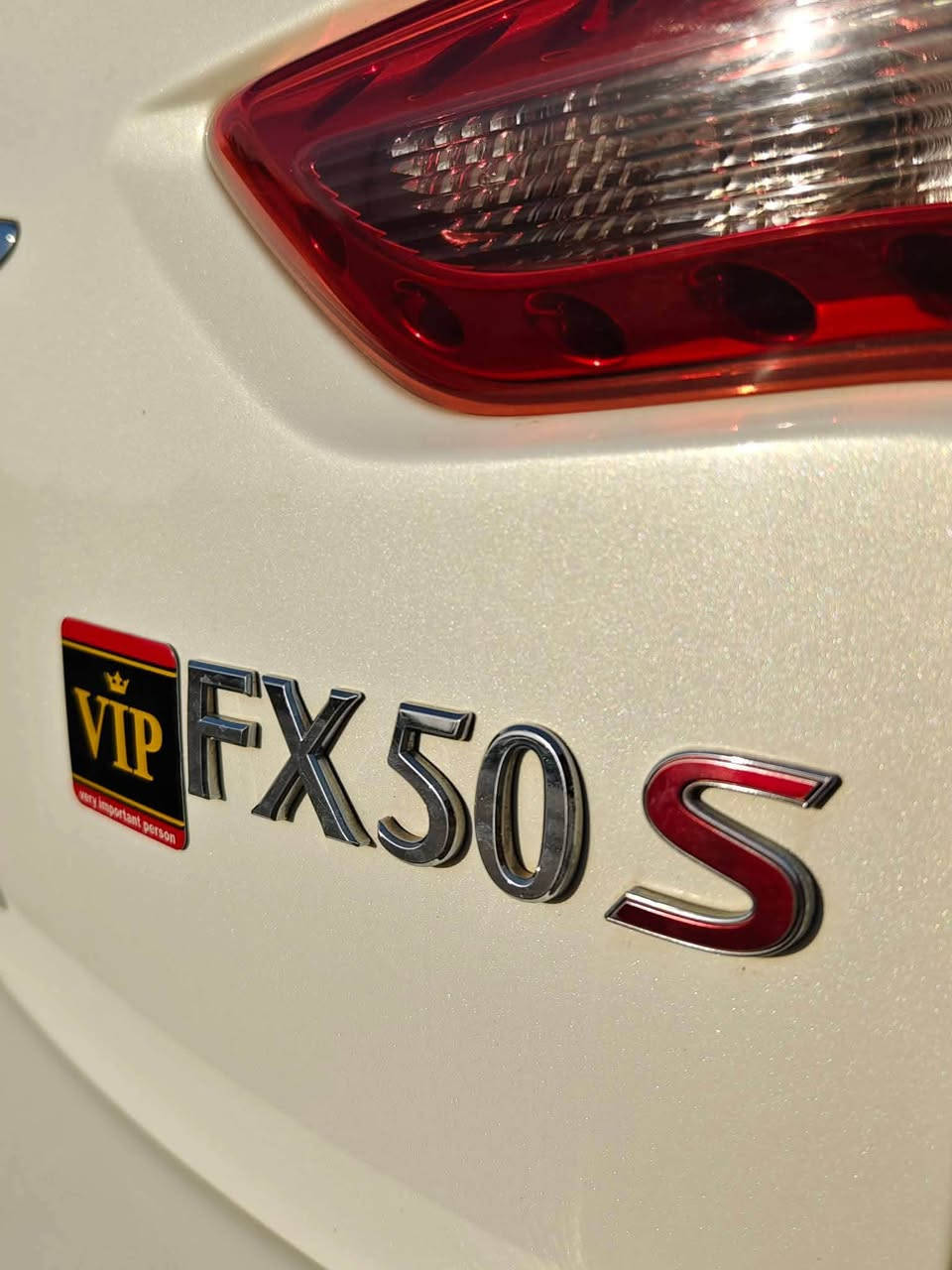 انفنتي fx50s 2012 خليجي كفالة
اجدد fx50 بالعراق
فول مواصفات اعلى فئة ومكفولة من الصبغ وسونار بالمنشور
رقم بغداد مميز جديد تحويل ثاني يوم
ماشية 150 الف كيلو
المواصفات 
كاميرات 360 درجة
رادار حساسات امامي خلفي
دخول ذكي
ترحيب 
جنطة كهرباء وشفط
شاشة بالسقف 
كشنات جلد وكهرباء وميموري
تدفئة وتبريد بالكشنات
ستيرن كهرباء
لايت زنون متحرك داينمك
بيها ملاحضة بسيطة تنزل من السعر 
صبغ الدعامية الامامية
وحساس تاير واحد

السعر 135 مع مجال بسيط 
مكان السيارة النجف الاشرف 
***********
