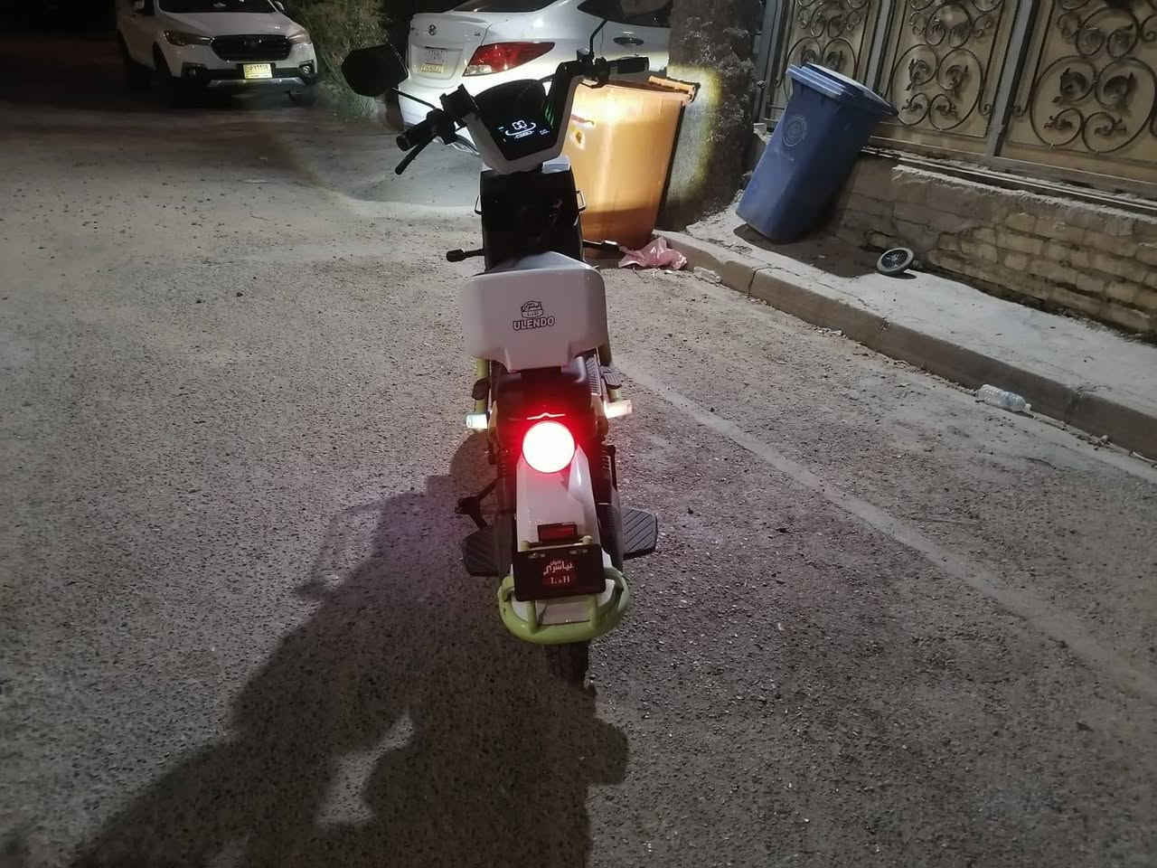 دراجه شحن للبيع
اشاير لايت بك لايت ٢بصمه ٢سويج و٢كارت وتعمل عن بعد مدرعه 
 شاشه /بلوتوث/ شحن/ مبايل ام بي ثري /سله
السرعه ٥٠ كيلو متر
تحتوي على ٥بطاريات حجم كبير
نظيفه
ماركه يولندو
بغداد اليرموك
السعر٣٥٠ وبيها مجال للشراي الاتصال على الرقم ***********
