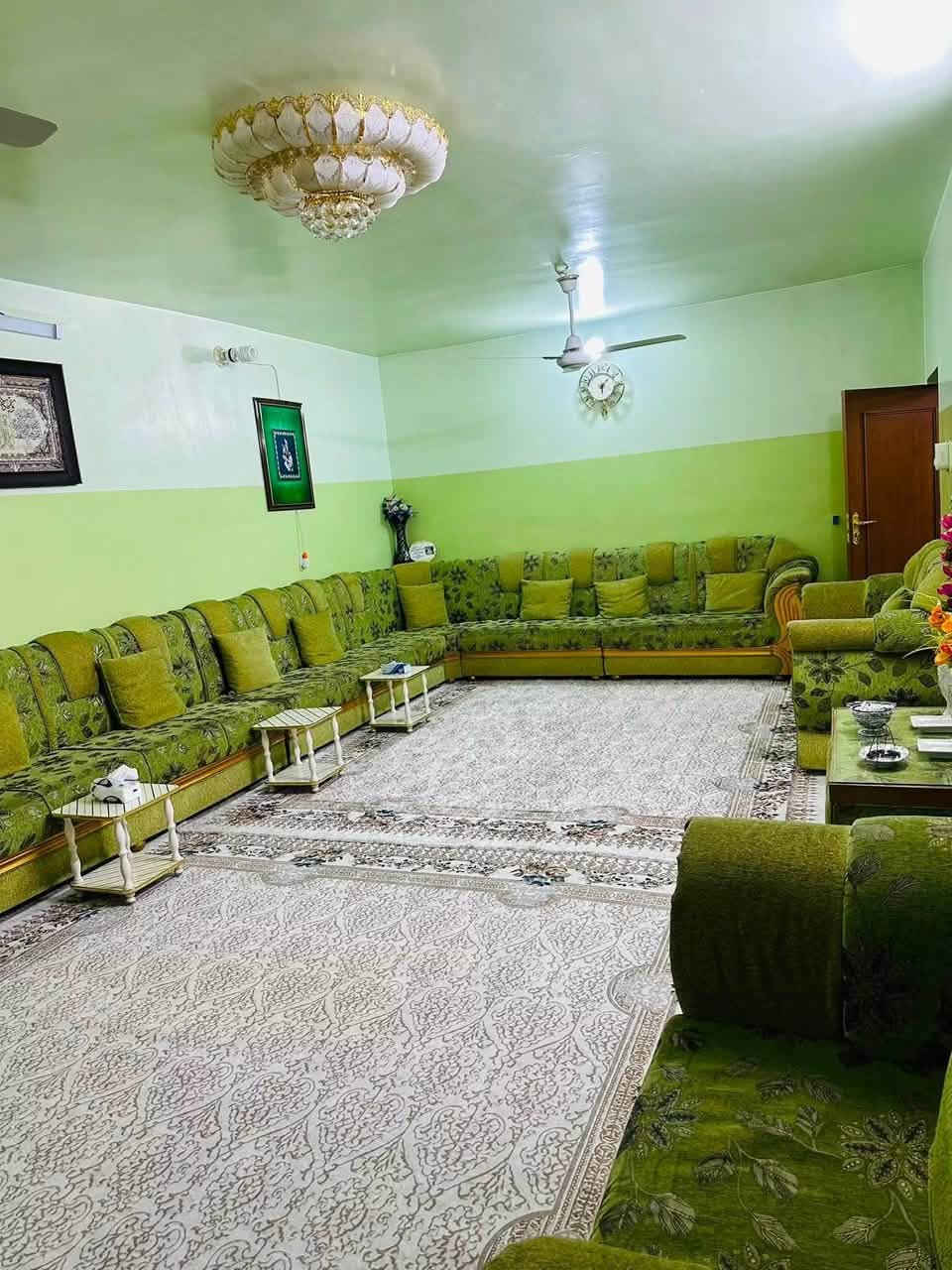 � دار للبيع في حي الجامعة – منطقة 29

📍 الموقع: فرع هيئة الإعلام والاتصالات، قرب مخبز تنور
📐 المساحة: 300 متر مربع
🏡 الدار صالح للسكن وموقعه مميز

🔹 الطابق الأول:
• كراج كبير
• مطبخ
• صالة
• غرفتان
• حمام عدد 2
• استقبال عدد 2

🔹 الطابق الثاني:
يحتوي على شقتين منفصلتين، ولكل شقة:
• مدخل من داخل الدار
• مدخل خارجي مستقل
• غرفة
• صالة
• استقبال
• حمام
• مطبخ

📞 للاستفسار والمعاينة: ***********
مكتب جوهرة النجف للعقار

