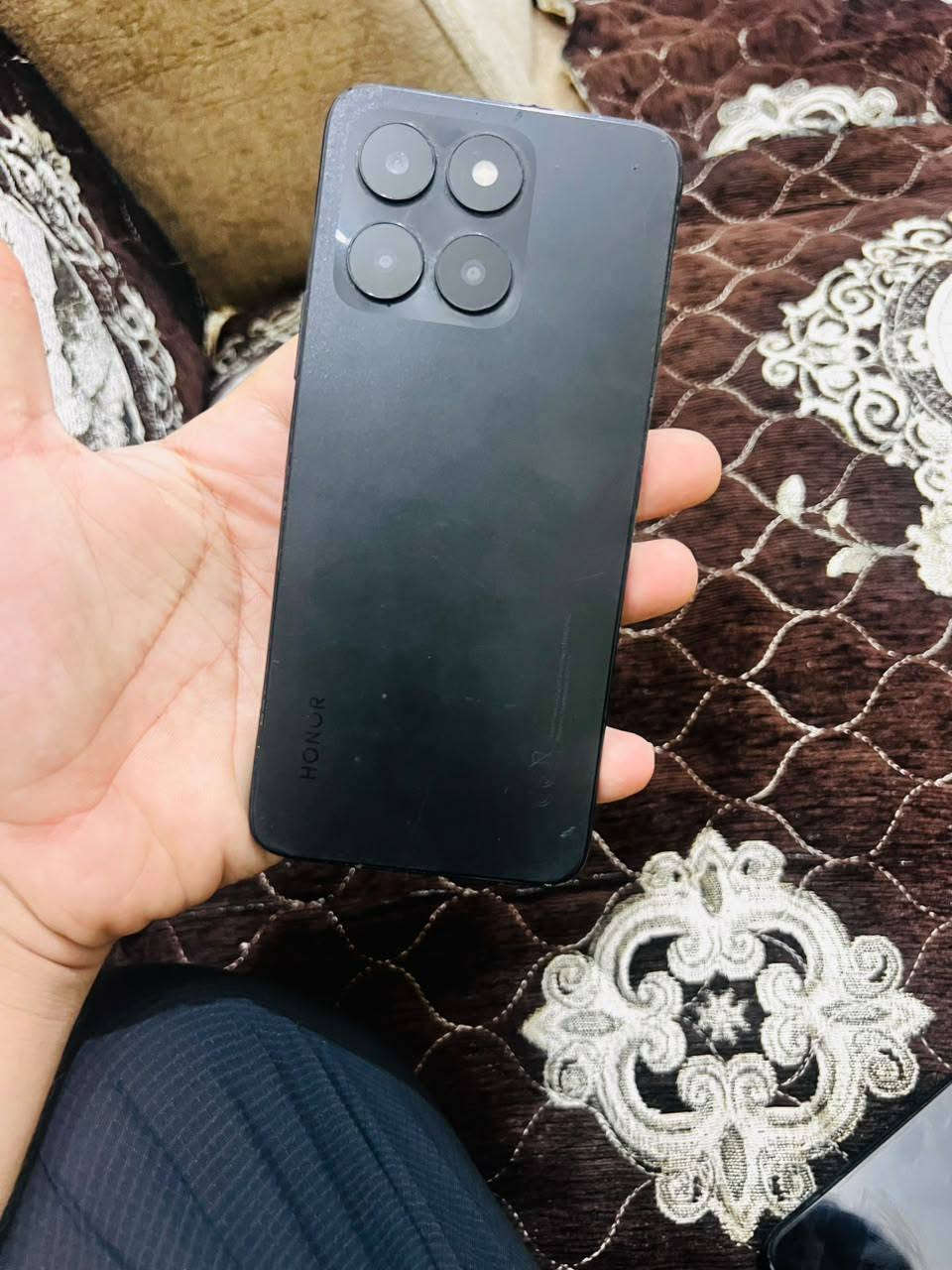 السلام عليكم جهاز honor x6a
الجهاز يخبل نضيف فقط الكامره الخلفيه بيها غواش مو وصخ لا هي مغوشه 
ذاكره 128 عشوائيه 6 مكاني بغداد العبيدي توصيل ماعندي 
***********
