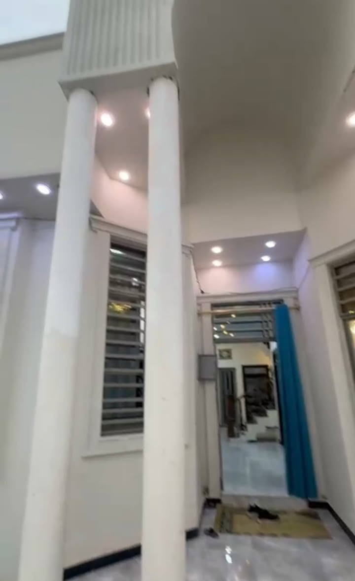 يتوفر دار طابقين للبيع بناء حديث المساحه 200 متر طابو صرف زراعي سند 25 الموقع ابو الخصيب كوت الحمداني قرب المحكمه الجديده يبعد عن الشارع سايدين المحكمه 100 مترموقع مميزعرض الشارع عشره متر  محتويات الطابق الارضي كراج حديقه استقبال صاله ومطبخ غرف منام عدد 2وحده ماستر صحيات داخله وخارجيه ومنور والطابق الاول يحتوي على غرف منام عدد 2ماستر وصاله وسطح السعر 135 وقابل للتفاوض   للاستفسار  الاتصال على الرقم ***********
