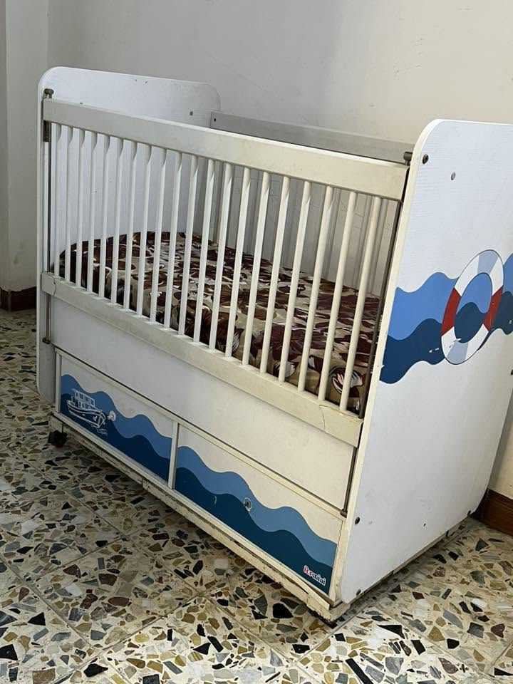 تخت 🛌 👶 طفل للبيع نظافه 100/100
هزاز وثابت يكفي إلى عمر 6 سنوات 
سعر 90 وبي مجال للاتصال او استفسر واتس على هذا رقم ***********
