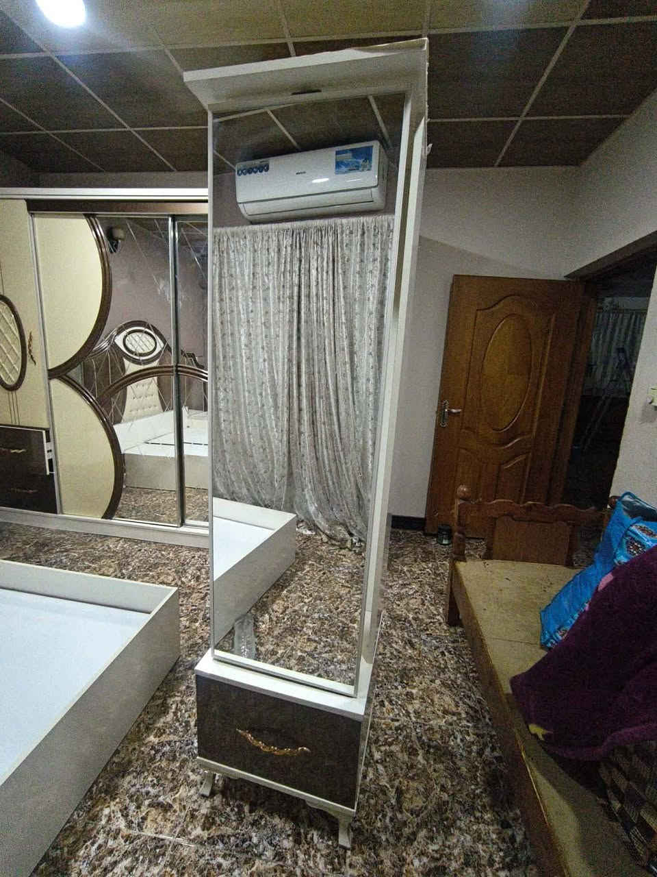 غرفه نوم للبيع ذني القطع الي بصورة فقط
سعرها ٥٠٠ 
***********
