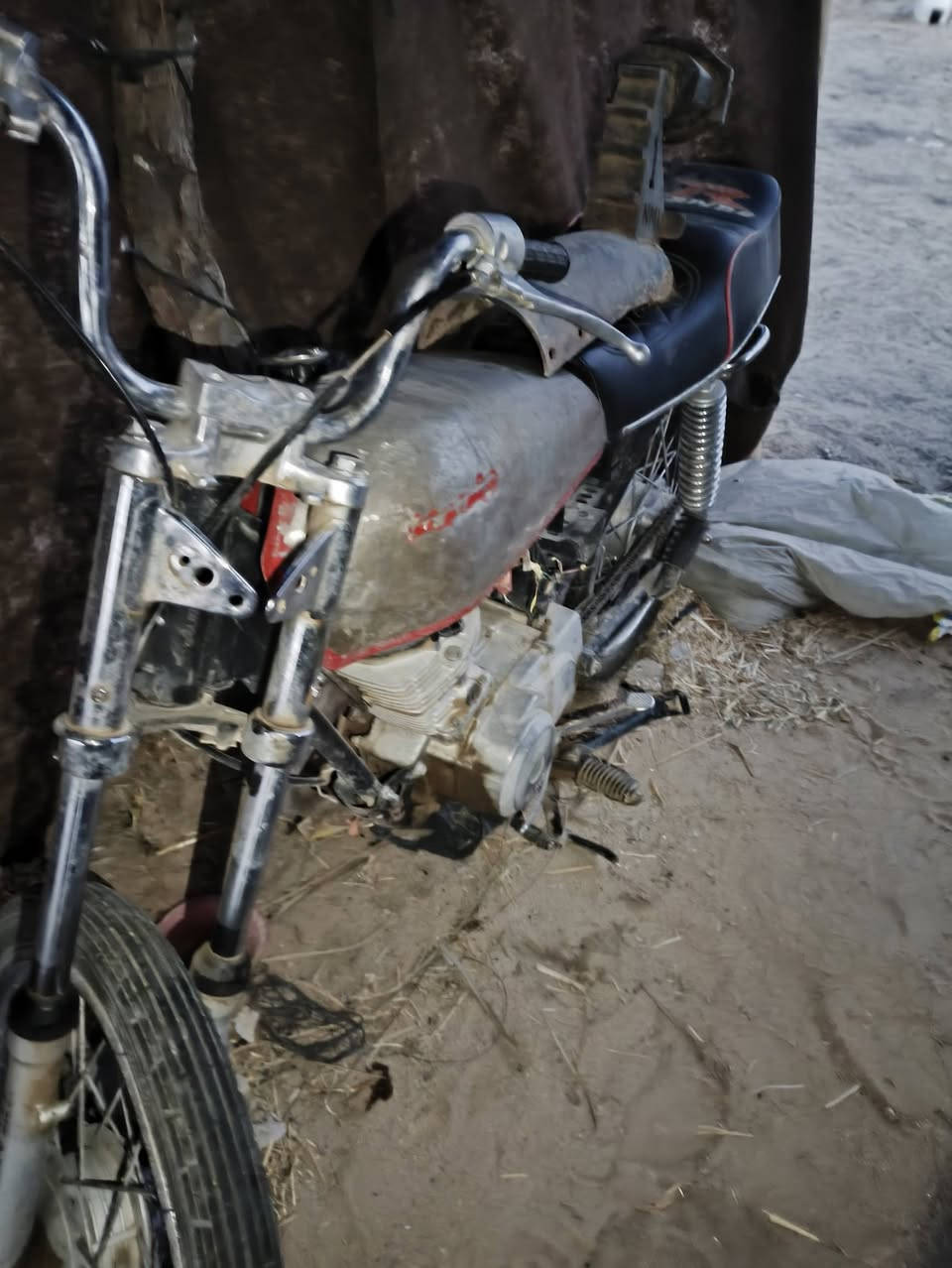 السلام عليكم دراجه للبيع عطلانه عطلها جانت مابيها شي درتلها دهن بعد ماشتغلت وضلت ع حطتها هيه وراسطتها
تخم تاير جديد السعر 250 وبيها مجال ***********

