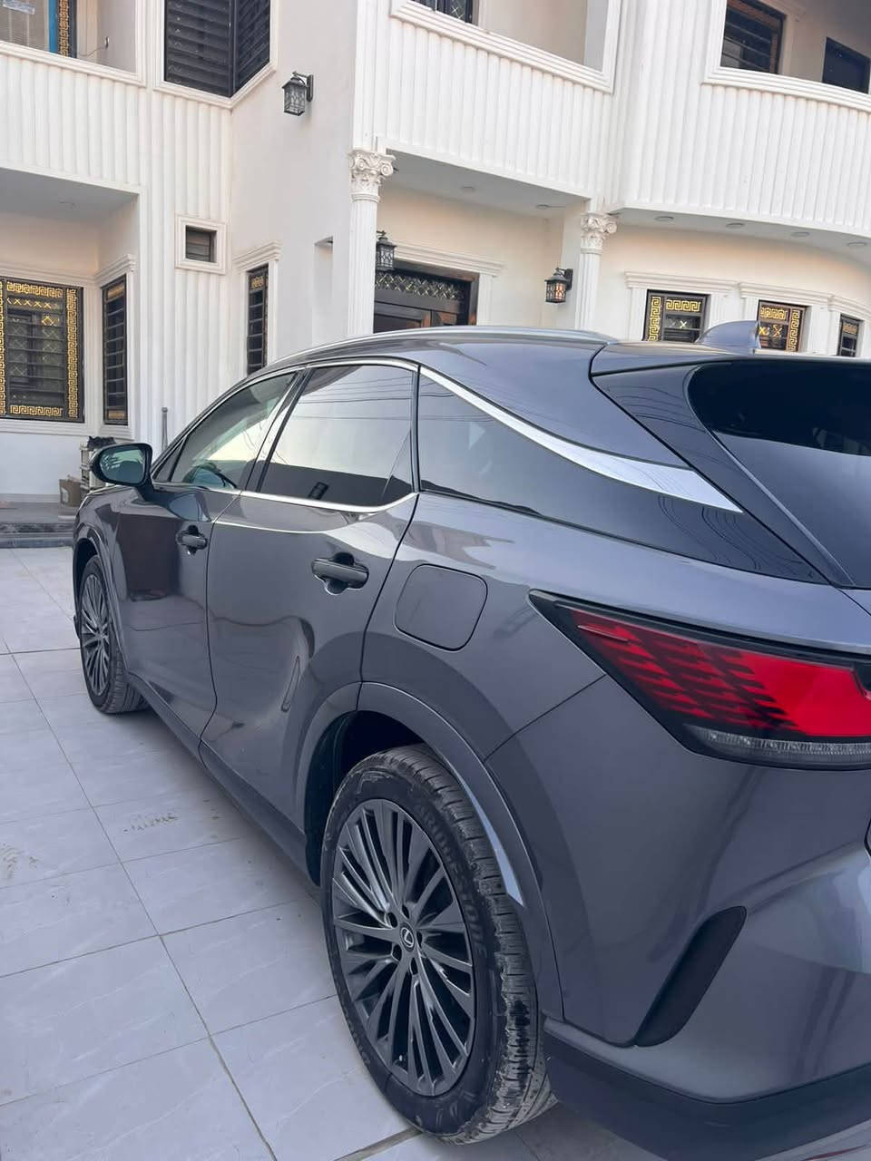 🚗 Lexus RX 350h — موديل 2023

حالة فوق الممتازة / نظيفة جداً 

الممشى: (000'57)ك م

اللون الخارجي: ( فيراني)

الدفع: AWD

المواصفات:

 • هايبرد اقتصادي جداً

 • شاشة كبيرة وتطبيقات حديثة

 • داتشو 

 • كاميرا خلفيه

 • رادار + تنبيه خروج المسار

 • بصمة تشغيل

 • شحن لاسلكي

 • LED كامل

 •     مقاعد مريحة مع تبريد/تدفئة

بعد بيه هواي مواصفات 

الضرر : صبغ ربع الجاملغ الامامي الأيسر وصبغ حافت البنيد فوق الجاملغ 
تصليح وسحب بدايت الشاصي الايسر 

💰 السعر000'30$
وبيه مجال 

للاستفسار اكثر 
***********
