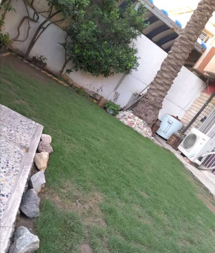 بيت قديم للبيع في حي الزهور قرب مستشفئ الطفل المركزي قريب علئ ساحة اللقاء يحوي على أربع غرف نوم مع كراج يسع لسيارتين وحديقة و استقبال وطعام وهول داخلي  و ٣ حمامات البيت مسلح و تأسيس كهرباء بوري البيت نظيف جدا  ممكن ان ينقسم قسمين بسهولة ٨٨ متر بجبهة ٤ و ١٣٢ متر بجبهة ٦ البيت باسمي فقط  عرض الشارع ٧ متر  سعر المتر ٢٨٢٥٠٠٠ مع المجال