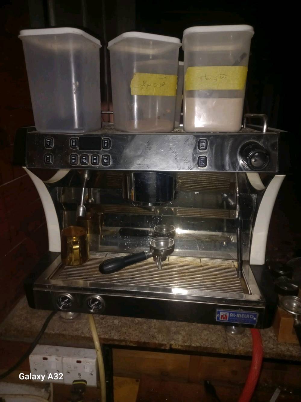 مكينة اسبريسو بروفيشنال مستعملة خفيف بسعر ١٠ ورقات قابل للتفاوض للاستفسار يرجى الاتصال ع الرقم ***********