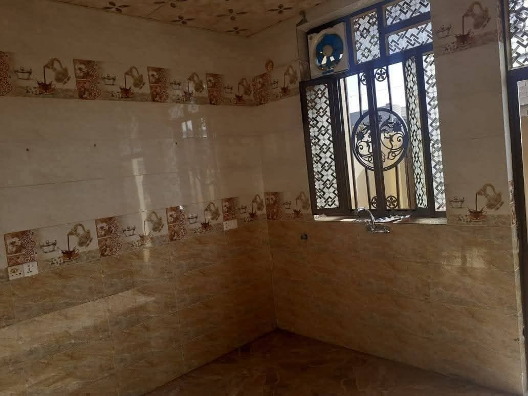 للبيع مشتمل طابقين طابوق البناء حديث
 المساحة 100متربطحي الوجه 7 وربع والنزال 14 
الطابق الأول يحتوي على غرفه صاله استقبال 
مطبخ حمام الارضيه بورسلاين حزام سيراميك 
الشارع10متر الطابق الثاني يحتوي على غرفتين 
سويت حمام و صاله 
السعر مناسب 75 مليون قابل للتفاوض يرهم
 مراوس بقطعه في 54 الف حي الجامعة
 علما بؤجرويستثمرب 350 الف دينار
للاستفسار اكثر 
*********** واتساب
***********

