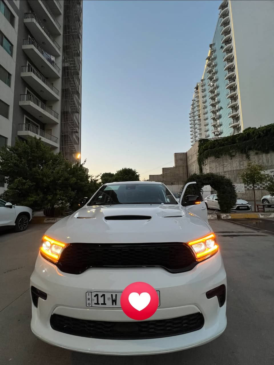 سلام عليكم دوج دورنكو GT  بلص بلاك توب موديل 2023 وارد امريكي حادث بنيد صبغ وجاملغ تبديل بدون دواخل ماشيه 53 الف كيلو المواصفات )

* مقاعد جلد فاخرة
* تبريد وتسخين للمقاعد الأمامية
* تسخين مقاعد الصف الثاني
* تحكم كهربائي للمقاعد الأمامية مع ذاكرة للسائق
* فتحة سقف كهربائية (Sunroof)
* مقود جلد مدفأ
* نظام تكييف ثلاثي المناطق
* تشغيل السيارة عن بعد (Remote Start)
* باب خلفي كهربائي (Power Liftgate)  

📱 الشاشة والترفيه

* شاشة Uconnect قياس 10.1 إنش
* Apple CarPlay
* Android Auto
* بلوتوث
* USB متعددة
* راديو SiriusXM
* Wi-Fi Hotspot في بعض النسخ  

🛡️ أنظمة السلامة

* رادار أمامي وتحذير الاصطدام
* مكابح طوارئ أوتوماتيكية
* مراقبة النقطة العمياء
* تنبيه حركة المرور الخلفية
* مثبت سرعة متكيف (Adaptive Cruise Control)
* حساسات أمامية وخلفية
* كاميرا خلفية
* نظام المحافظة على الثبات Traction & Stability Control  

🛞 العجلات والمظهر الخارجي

* جنوط ألمنيوم 20 إنش
* مصابيح LED كاملة
* مصابيح ضباب LED
* مرايا كهربائية مدفأة
* إمكانية إضافة حزمة Blacktop السوداء الرياضية 
السعر (320 ) وبيه مجال للاستفسار***********
