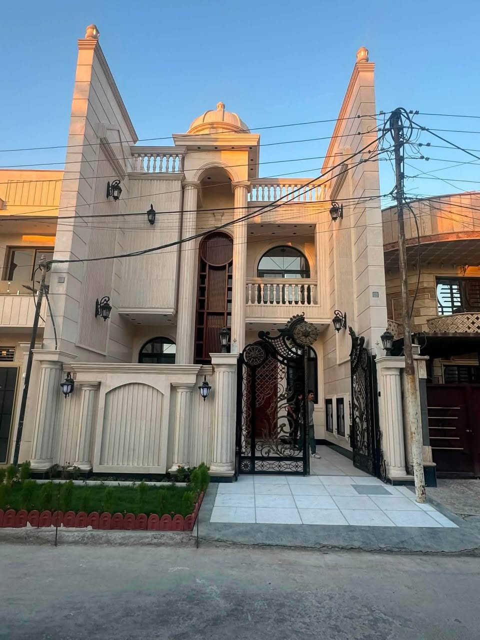 دار للبيع او المراوس في السيديه مساحه  ١٧٠ متر درجه اولى يحتوي على ٦ غرف نوم سويتات الأتصال ***********

