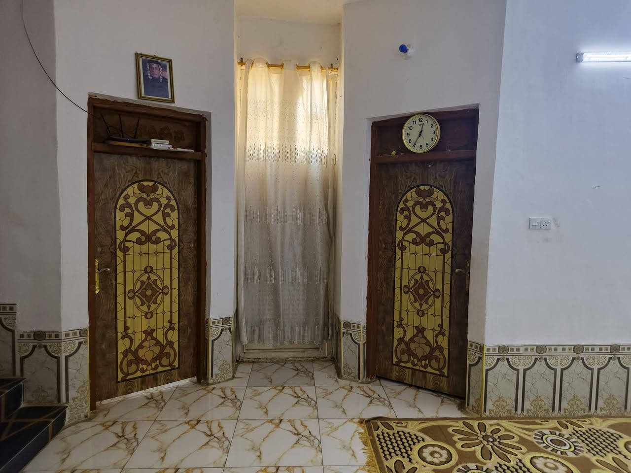 السلام عليكم بيت للبيع المساحه ١٥٠ متر مربع الواجهه ۱۰م و نزال ١٥م يحتوي الطابق الاول
على غرف نوم عدد ۲ واستقبال وصاله ومطبخ + صحيات الطابق الثاني يحتوي على غرف نوم ۲ وحمام فقط الاستفسار على رقم  ***********
مكان البيت حي الكوفه خلف معارض السيارات بيت زراعي مشمول بل تطويب
