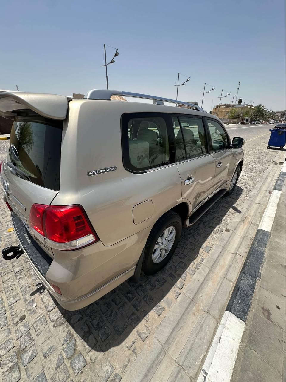 لاندكروز 2009 لون ذهبي 6 سلندر بريميه ام الطفايه رقم بصره بأسمي سنويتها لل 2029 السياره مكفوله كفاله عامه من الصبغ والضربه حتى الدعاميات مكفولات كل شي بيها على وضع الشركة عدا البنيد مرشوش كلير اثر جراد بسيط حداديه جديده طخم تاير تبريد 3 قطع ثلج 
السعر المطلوب 270 ورقه او مراوس بلاندكروز احدث وانطي فرق مكان السياره البصره 
للتواصل ***********
