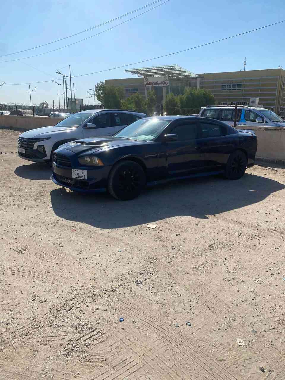 للمراوس فقط. جارجر كحلي 13 
 مكينه 5700
مكينه كير. 
تبريد ثلج 
محدثه srt
شاشة كبيرة 
فتحه سقف 
كهربائيات كلها. شغاله. سياره حلوه وجاهزه مكاني ميسان ***********
