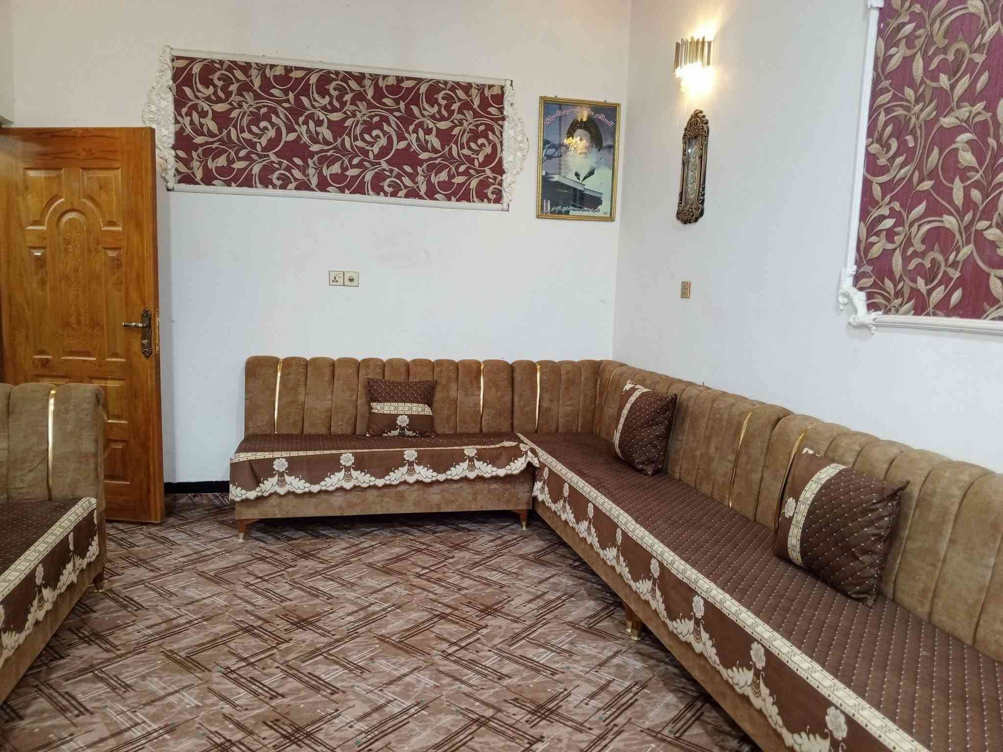بيت للبيع المساحه 150 بل 57 حي الجوادين قرب مدرسه ابا صالح يحتوي الطابق لاول غرفه وهول واستقبال وحمامات داخليه وخىارجيه ولطابق الثاني كامل غرفتين وهول وحمامات وسطح ومطلوب الاسكان 40 مليون تسديد شهري 212 لاف
