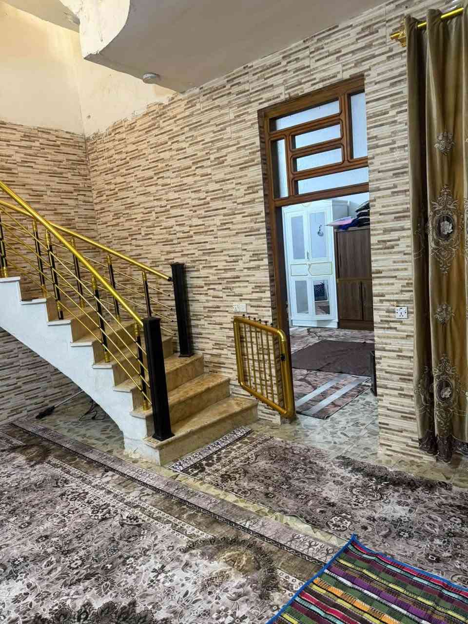 اخوان سلام عليكم بيت لبيع  ميتين متر ستقبال ومحل وربع غرف نوم وبعد ثنين مكاملات يصير ستة الضباط شارع عشرين تبليط داخل لمنطقة فول البلديات اتصل وتدلل مستعجل عل بيع ***********
