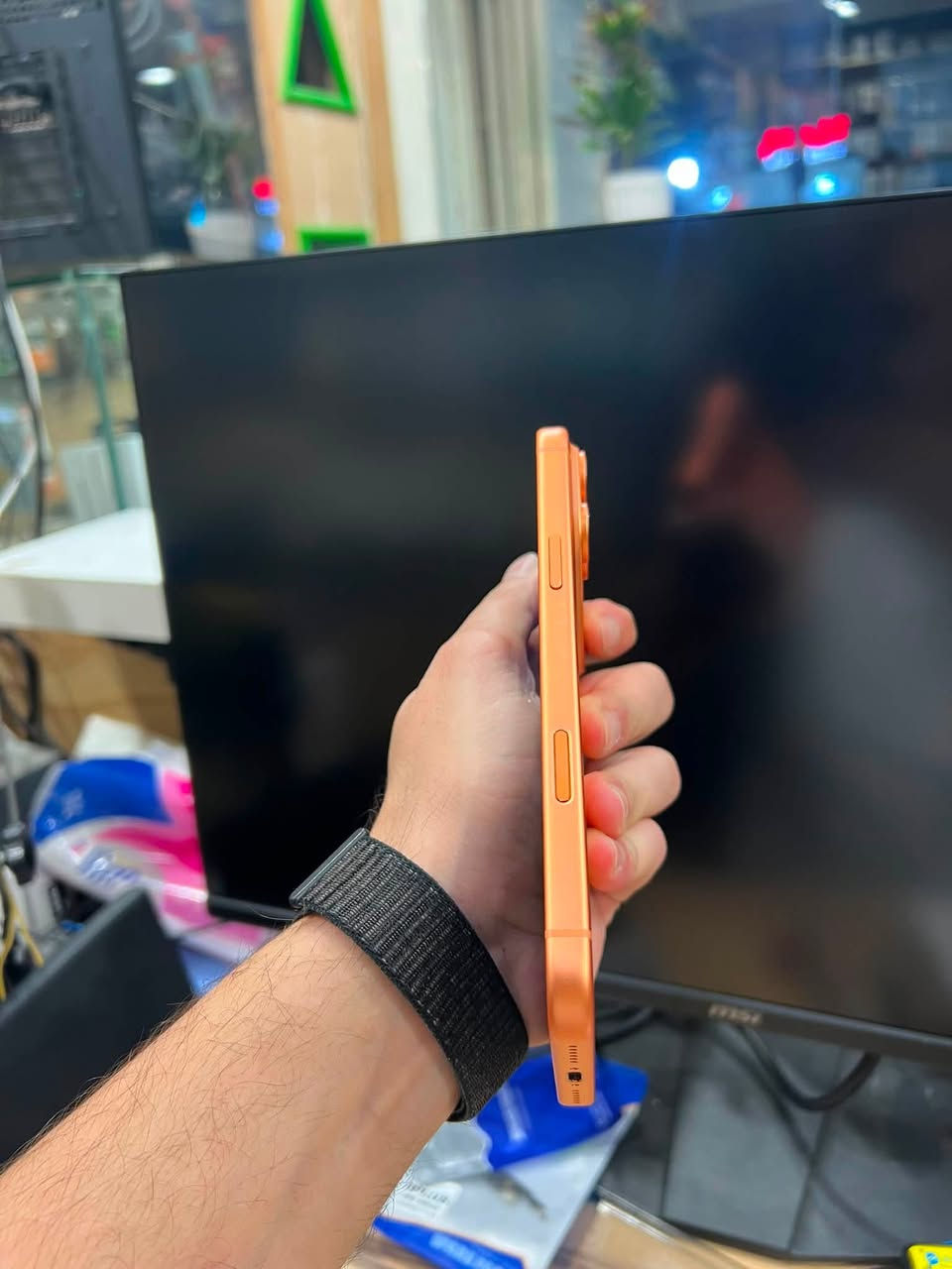 ايفون 17 pro max
مشحون 51 مره 
نضافه 1000‎%‎
كامل ملحقات 
مكاني بغداد المشتل 
***********
السعر 1.600.000 قفل
